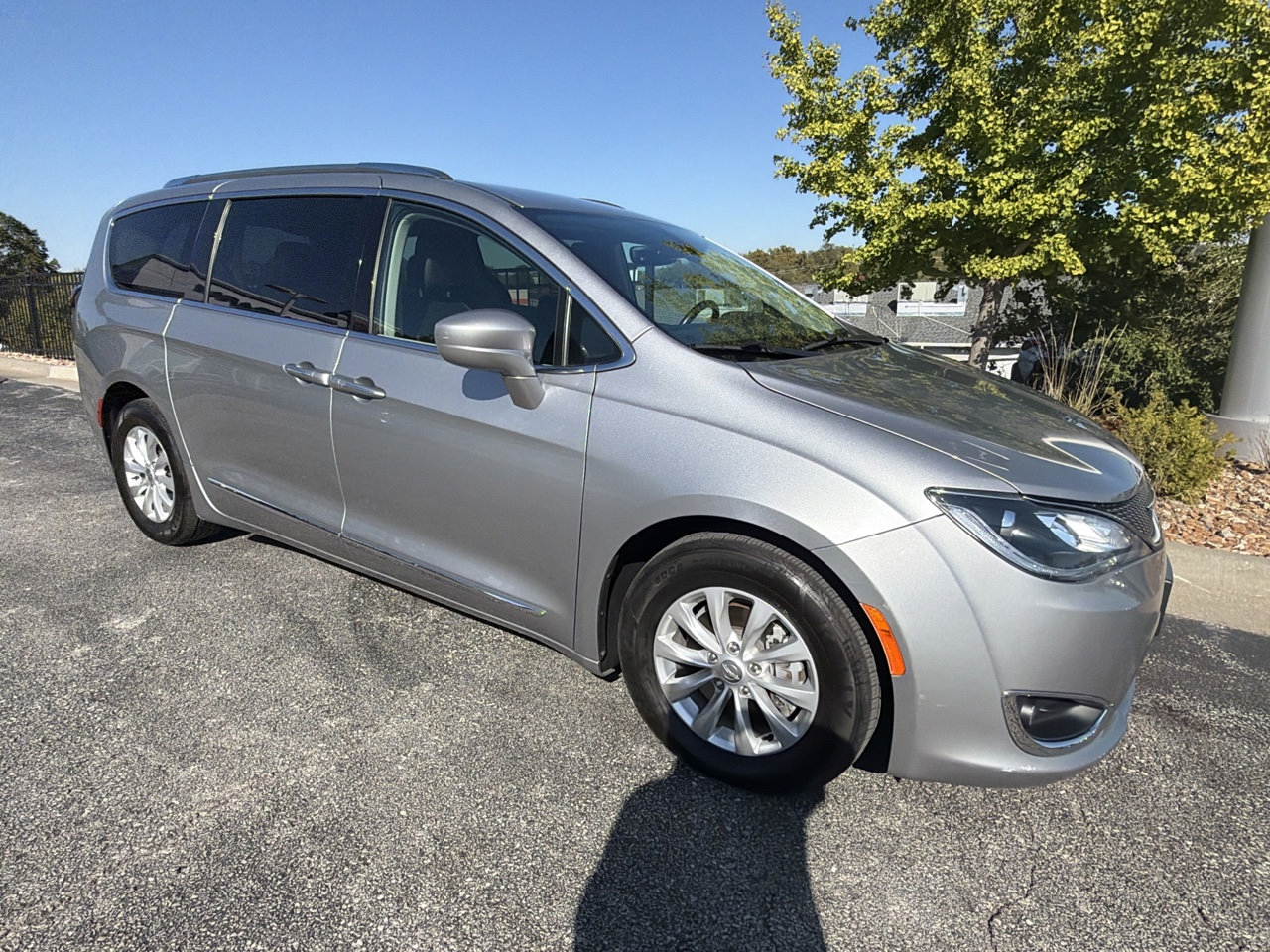 Used 2019 Chrysler Pacifica Touring-L FWD image 2