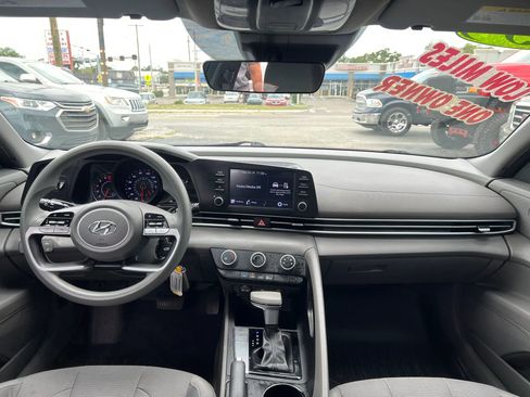 Used 2023 Hyundai Elantra SE FWD image 12