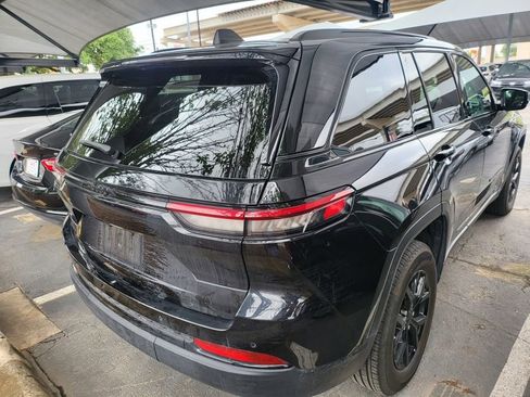 Used 2025 Jeep Grand Cherokee Altitude AWD/4WD image 8