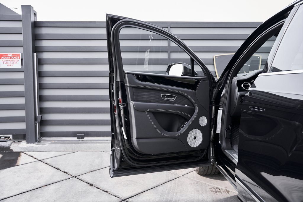 Used 2023 Bentley Bentayga Extended Wheelbase AWD/4WD image 29