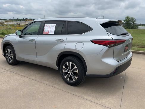 Used 2023 Toyota Highlander XLE FWD image 7