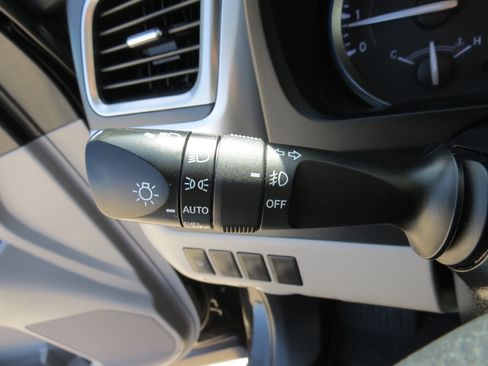 Used 2019 Toyota Highlander XLE FWD image 17