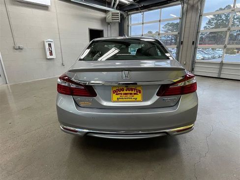 Used 2017 Honda Accord Touring image 4