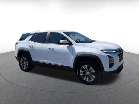 Used 2025 Chevrolet Equinox LT image 2