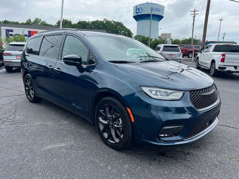 Used 2025 Chrysler Pacifica Limited FWD image 3