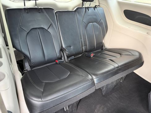 Used 2021 Chrysler Voyager Lxi image 27
