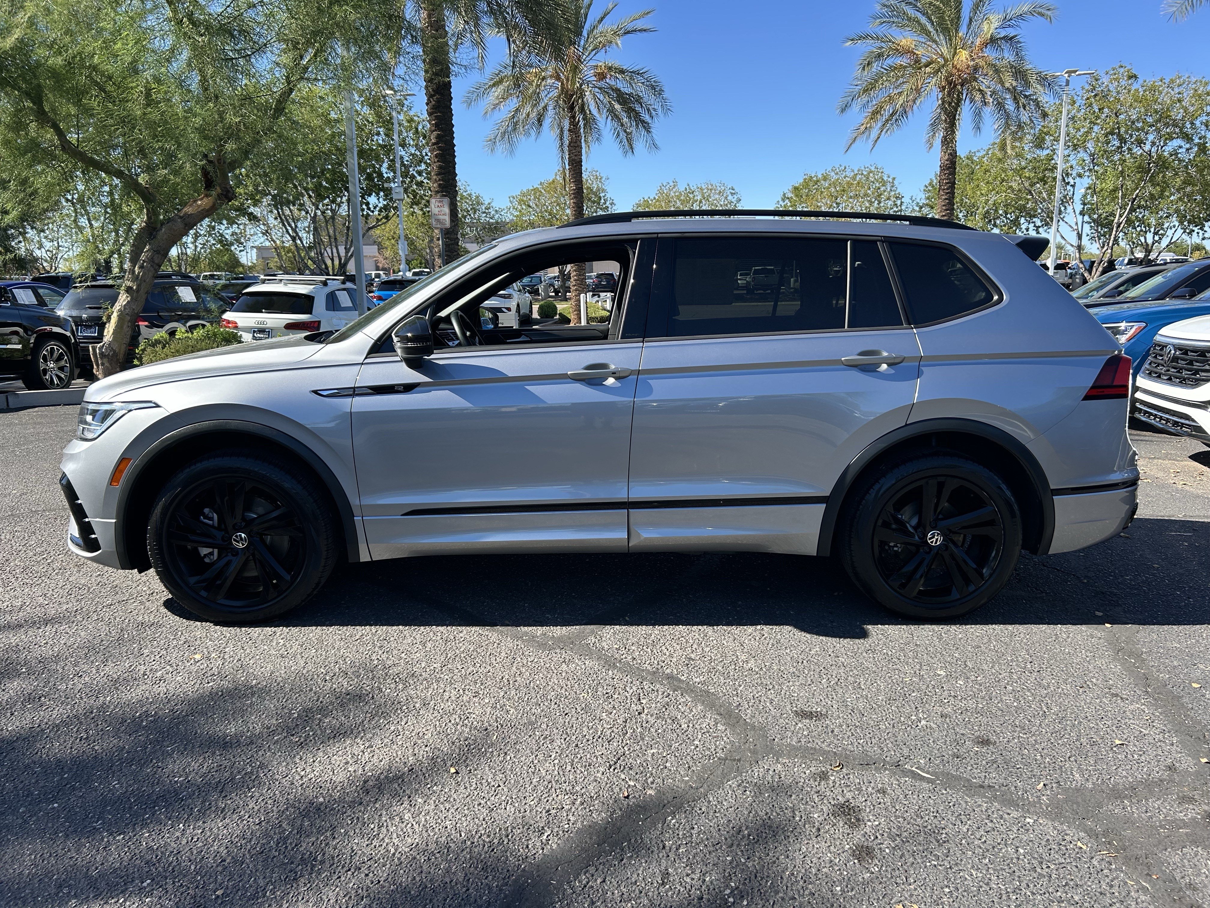 Used 2024 Volkswagen Tiguan SE R-Line FWD image 2