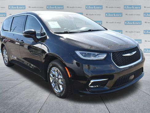 Used 2024 Chrysler Pacifica Touring-L FWD image 3