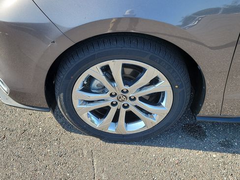 Used 2023 Toyota Sienna Platinum FWD image 38