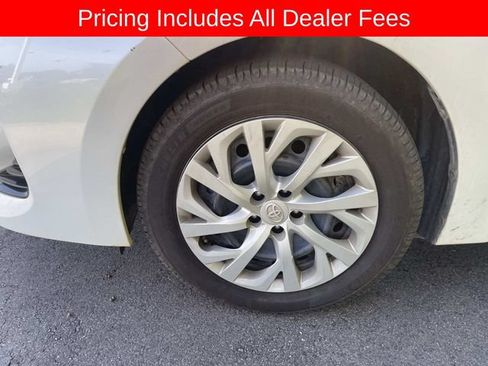 Used 2018 Toyota Corolla LE FWD image 2