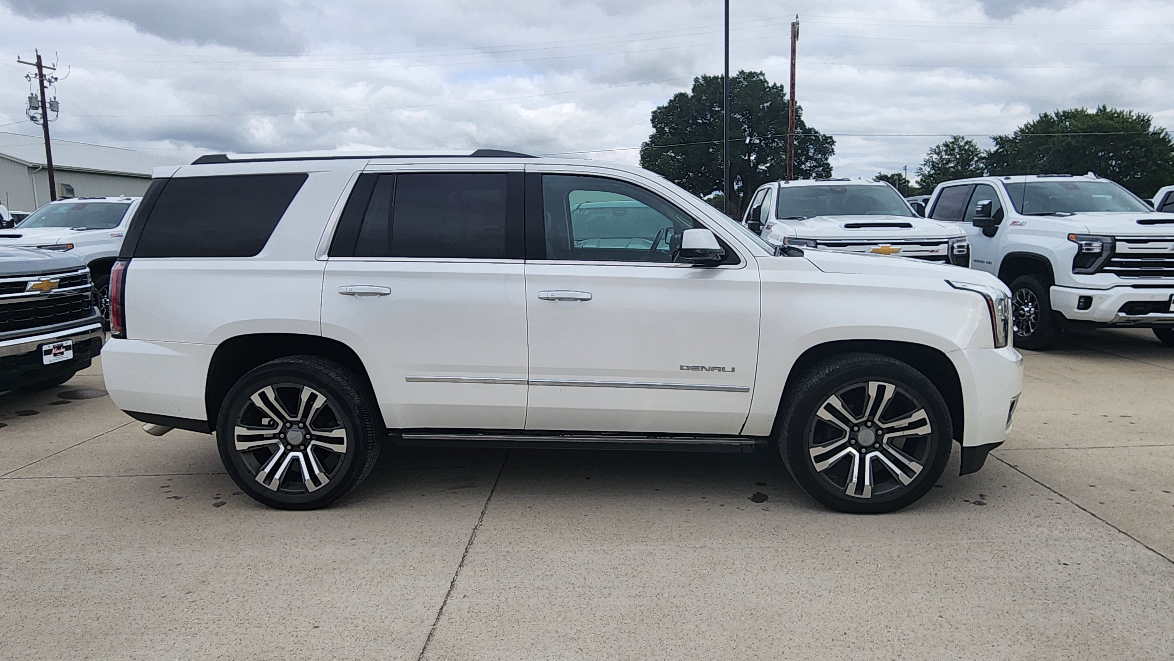 Used 2017 GMC Yukon Denali w/ Open Road Package AWD/4WD image 4