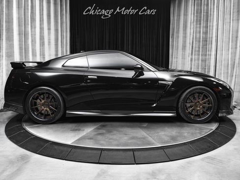 Used 2017 Nissan GT-R Premium w/ Premium Interior Package AWD/4WD image 35