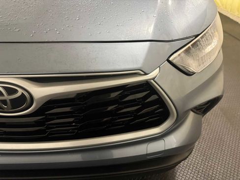 Certified 2023 Toyota Highlander XLE image 5