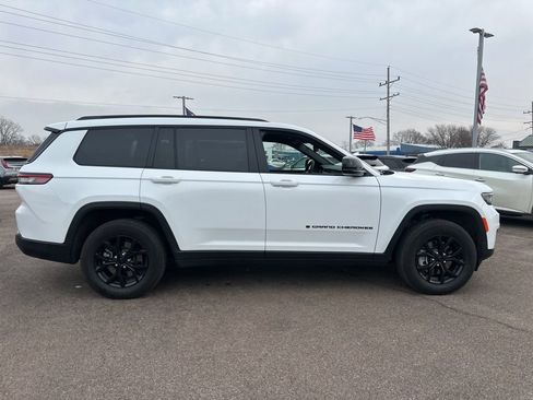 Used 2024 Jeep Grand Cherokee L Laredo image 3