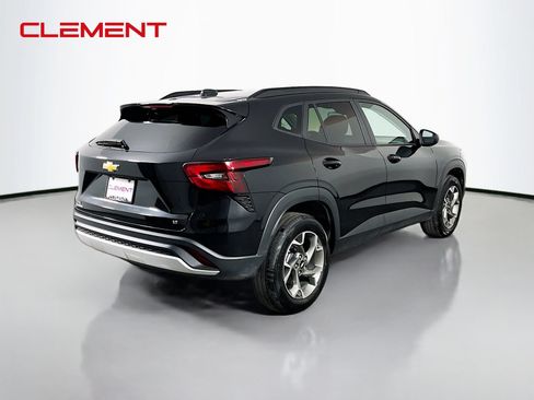 Used 2025 Chevrolet Trax LT w/ LT Convenience Package FWD image 7
