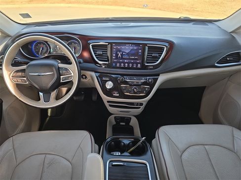 Used 2020 Chrysler Pacifica Limited image 9