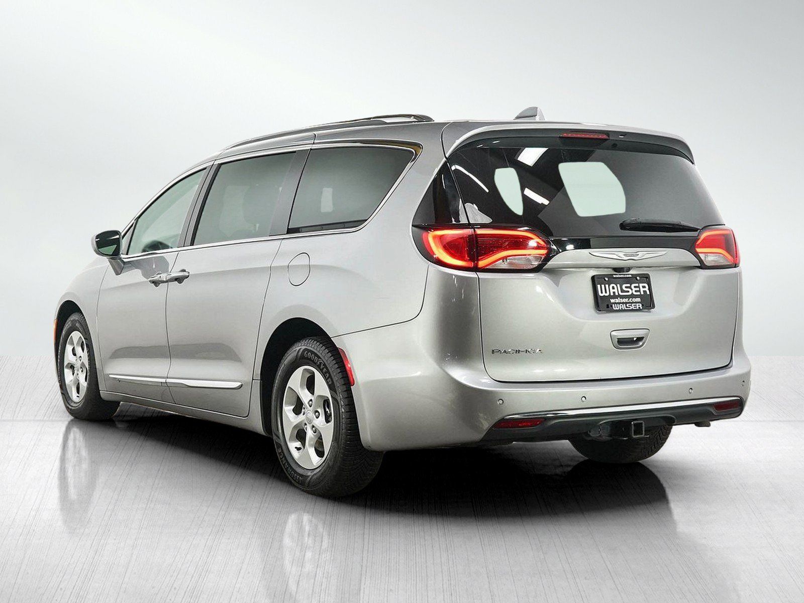 Used 2017 Chrysler Pacifica Touring-L Plus FWD image 3