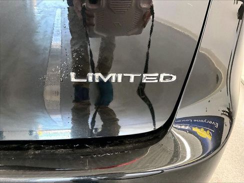 Used 2023 Chrysler Pacifica Limited FWD image 28
