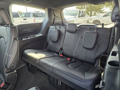 New 2026 Chrysler Pacifica Select image 14