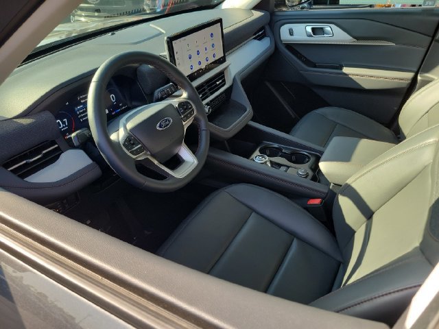 Used 2026 Ford Explorer Active w/ Active Comfort Package RWD image 3