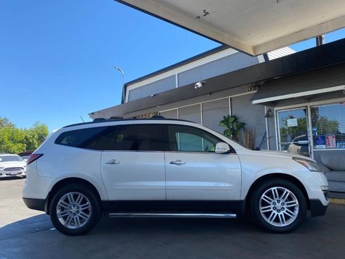 Used 2015 Chevrolet Traverse LT w/ Style and Technology Package FWD image 5