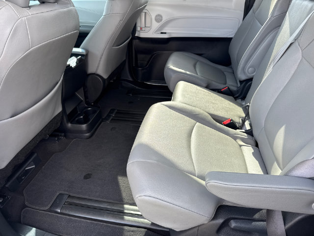 Used 2025 Toyota Sienna XLE FWD image 18
