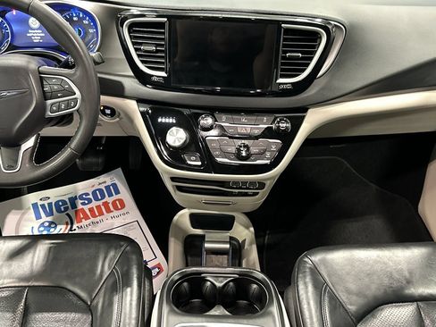Used 2022 Chrysler Pacifica Touring-L FWD image 30