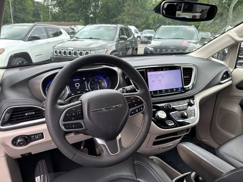 Used 2023 Chrysler Pacifica Touring-L FWD image 28