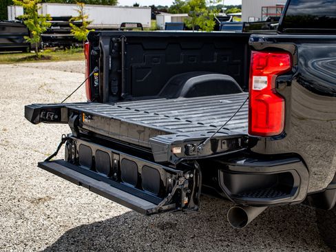 Used 2024 Chevrolet Silverado 2500 High Country w/ High Country Premium Package AWD/4WD image 19