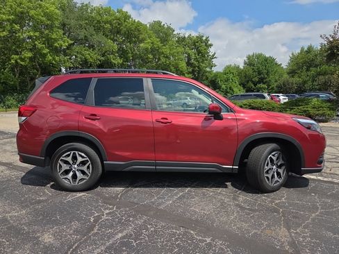 Used 2024 Subaru Forester Premium AWD/4WD image 2