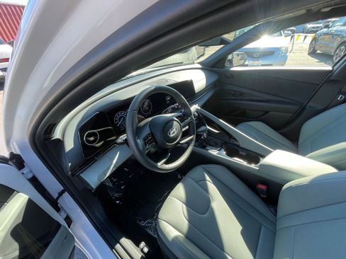 Used 2025 Hyundai Elantra Limited image 34