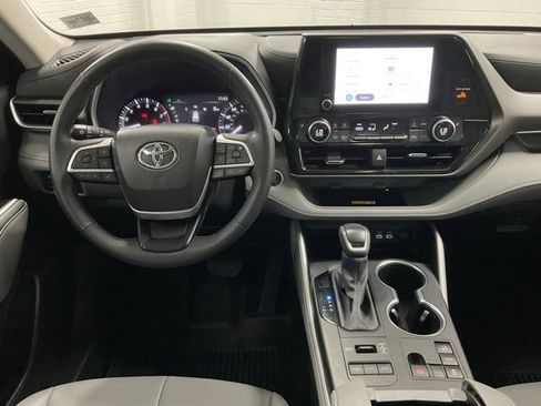 Used 2024 Toyota Highlander XLE AWD/4WD image 18