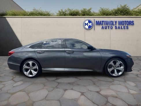 Used 2018 Honda Accord Touring image 2