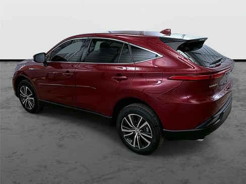 Used 2021 Toyota Venza LE image 2