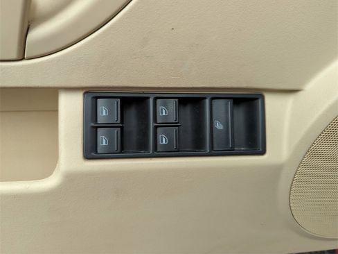 Used 2008 Volkswagen Beetle SE image 30