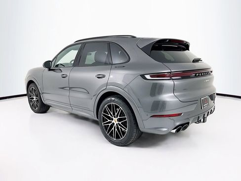 Certified 2025 Porsche Cayenne image 3