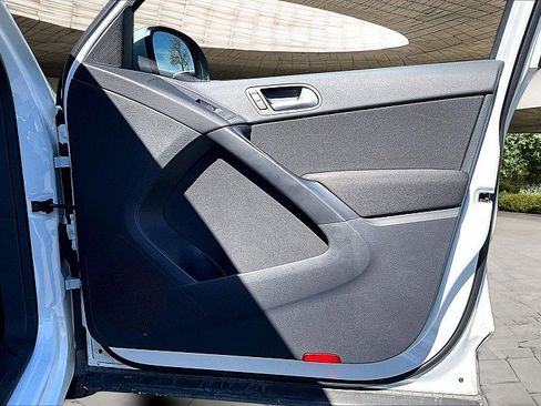 Used 2018 Volkswagen Tiguan Limited image 18