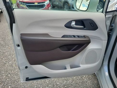 Used 2021 Chrysler Pacifica Touring-L FWD image 21