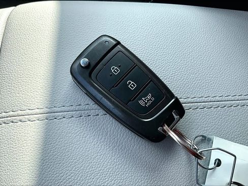 Used 2024 Hyundai Tucson SE image 12