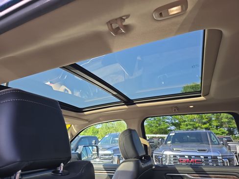 Used 2019 RAM 1500 Laramie AWD/4WD image 15