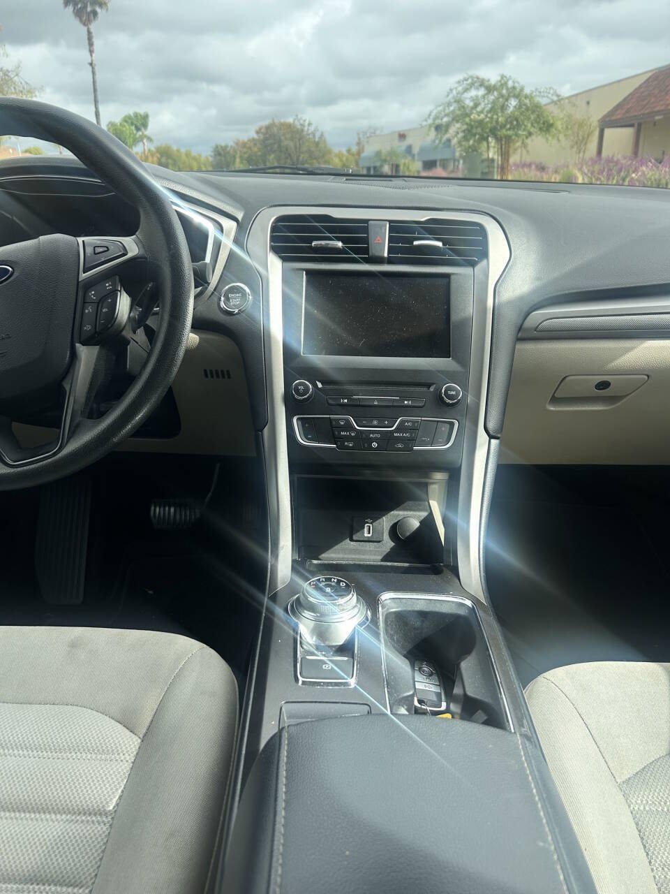 Used 2017 Ford Fusion SE w/ Fusion SE Technology Package FWD image 9