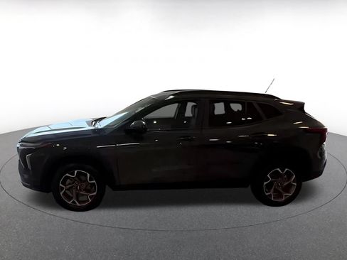 Used 2025 Chevrolet Trax LT w/ LT Convenience Package FWD image 6