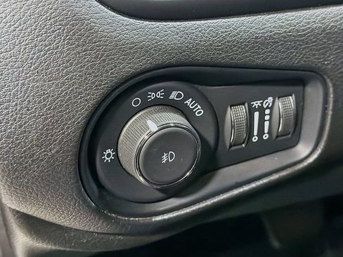 Used 2021 Jeep Renegade Latitude AWD/4WD image 12