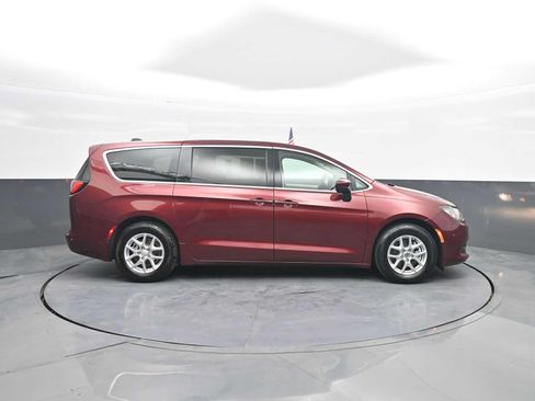 Used 2023 Chrysler Voyager LX FWD image 9