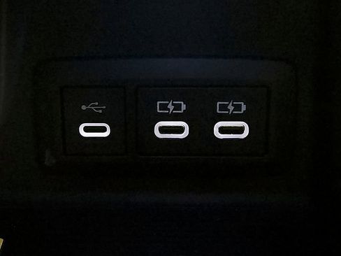 Used 2024 Toyota Venza XLE image 27