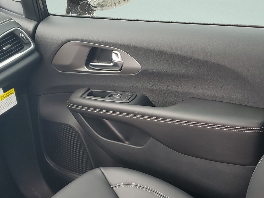 New 2027 Chrysler Pacifica Select FWD image 13