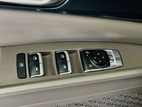 Used 2025 Kia Carnival FWD image 15