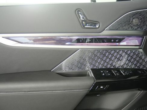 Used 2026 BMW 750e xDrive w/ Executive Package image 9