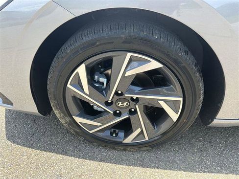 New 2025 Hyundai Elantra Limited image 11