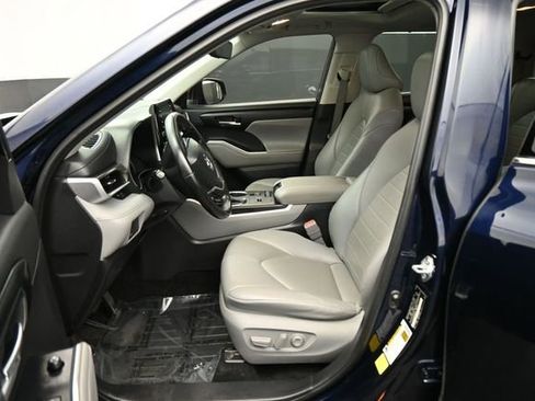 Used 2021 Toyota Highlander XLE FWD image 22